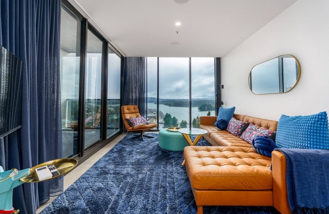 Luxury 1BR Apt with Lake Views in Belconnen