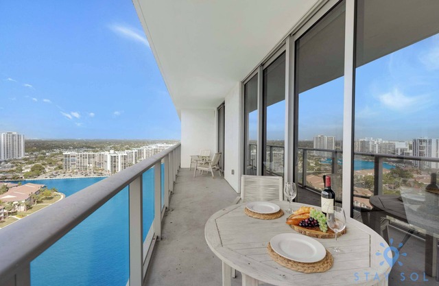 Luxury 1Br -Front Intracoastal | Balcony+ Pools