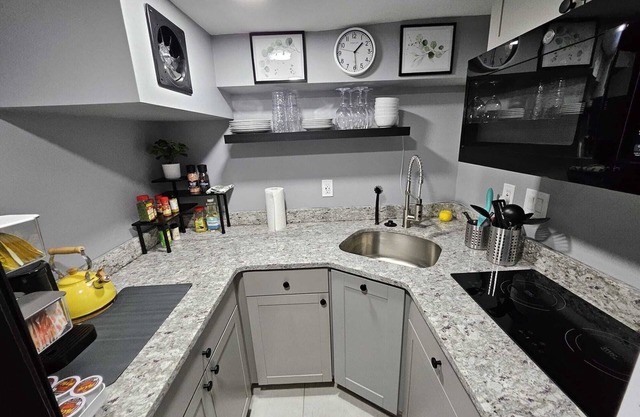 Luxury 2 BR Apt Near Philly & Airport. Free Parking.