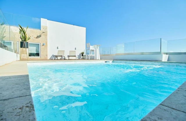 Luxury 2 BR Penthouse - Pool - close to Paceville