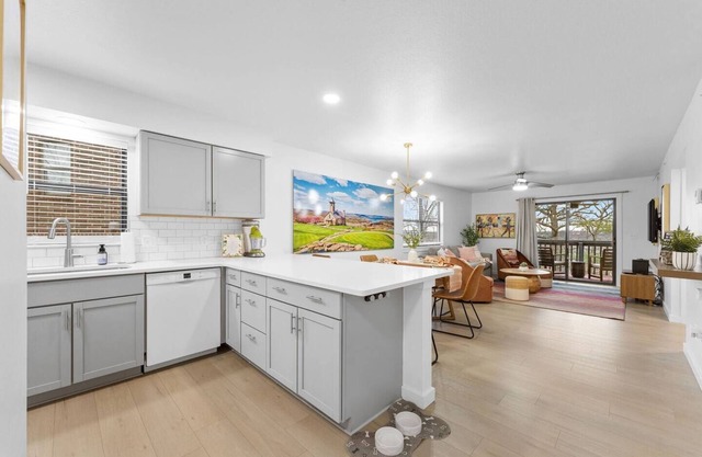 Luxury 2BR/2BA Condo>Indoor Pool>Indoor Hot Tub!