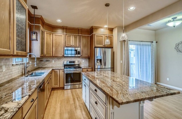 Luxury 3/3 apartment close to MAX tram, Fred Meyer at exit 305