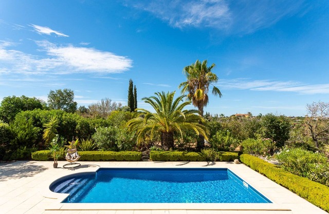 Luxury 3-Bedroom Countryside Villa with Pool, Quelfes