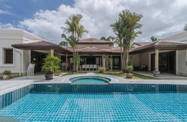 Luxury 3BR Villa with Private Pool & Jacuzzi