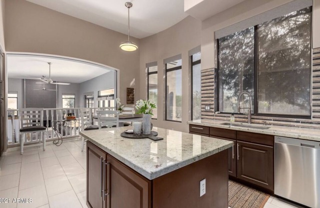 Luxury 4-bedroom Desert Villa w/Pool & BBQ - Great Location!