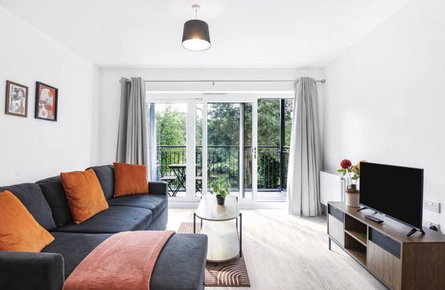 Luxury 5 bed Apt in Maidstone, sleeps 6 with free parking.