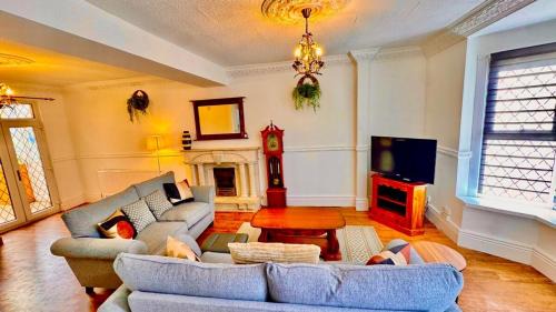 Luxury 5-Bed Home in Nicholson, Close to Sheffield City Centre, Jacuzzi, BBQ, Parking & Wi-Fi, Sleeps 10