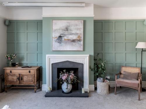 Luxury 5-Bed Home w Cinema Games Room Garden Pass the Keys