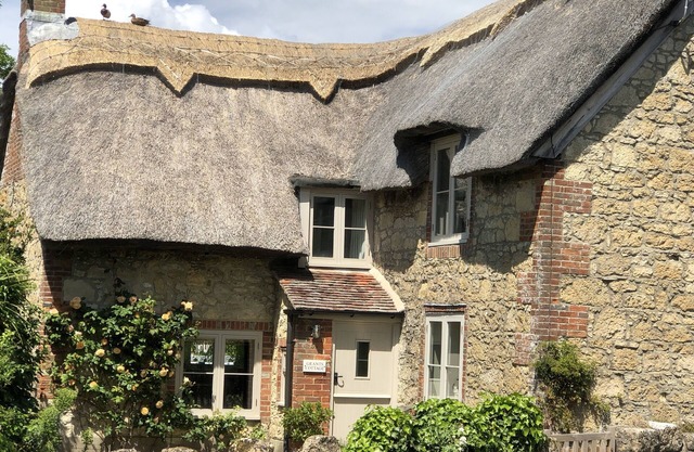 Luxury 5 star chocolate box thatched cottage close to west Wight beaches