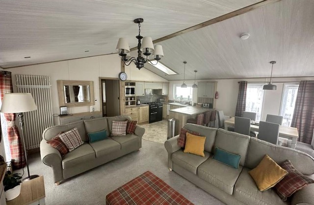 Luxury 6-8 Berth Lodge