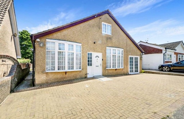 Luxury 7 beds 5 baths detached house with parking