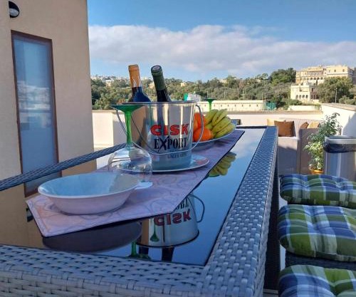 Luxury 9 person Holiday Home a walk to Paceville's nightlife