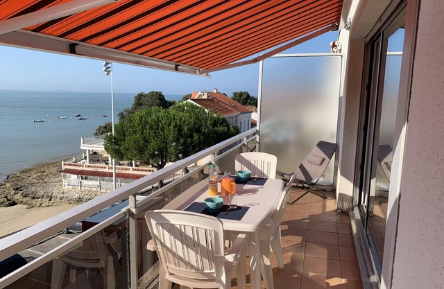 Luxury apartment with terrace, beach at the foot of the building (20 m)
