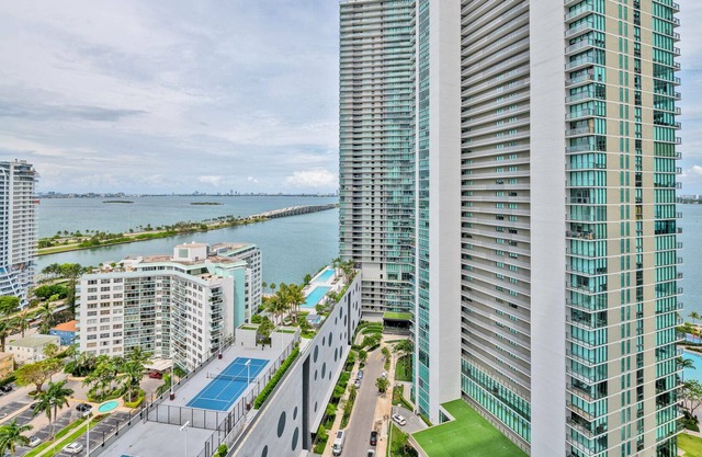 Luxury Apt in Miami w/ pool & spa in the rooftop
