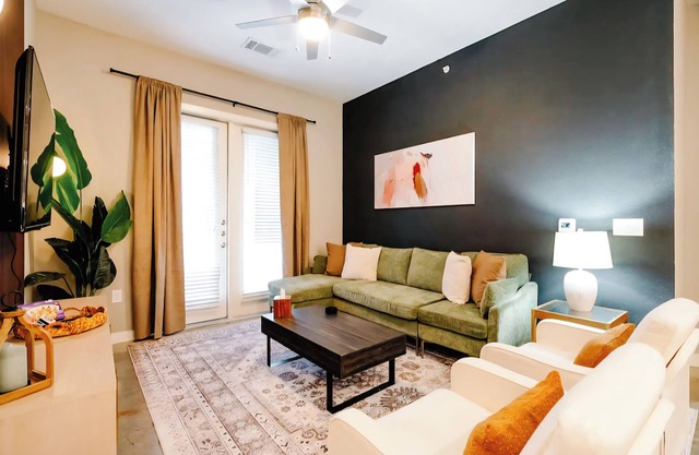 Luxury Apt Steps Away From Shopping & Dining, FREE Parking