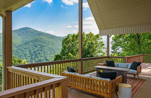 Luxury BoHo/Rustic 5 BR, 4 1/2 BA, 3 FPLC, 2 Fire Tables, Hot Tub