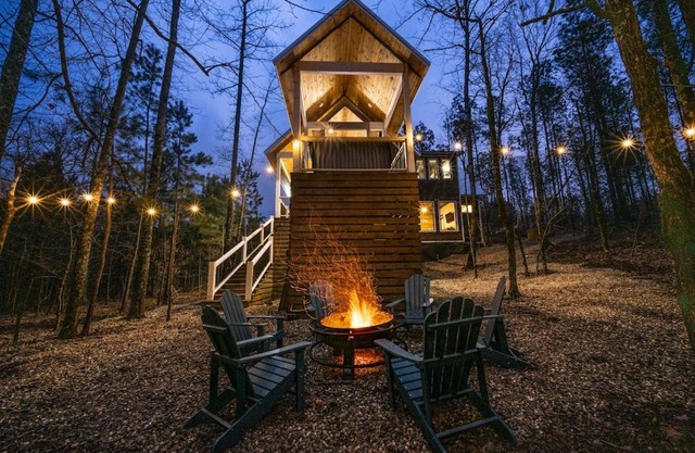 Luxury Cabin Getaway! Hot tub, Pet Friendly, Foosball & More