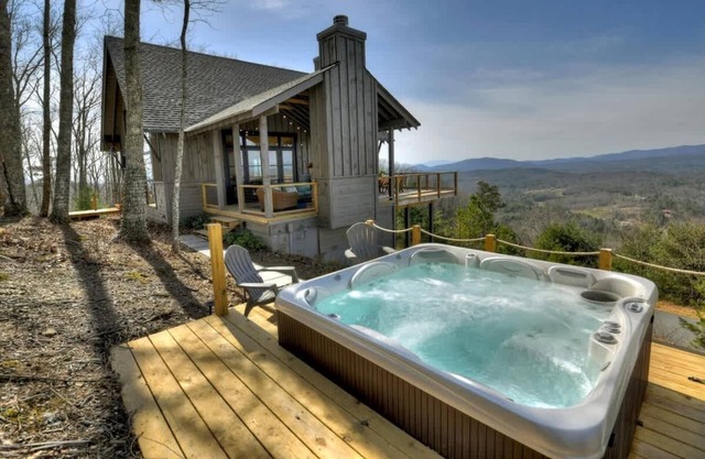 Luxury Cabin/Hot Tub/Mountain Views/Secluded