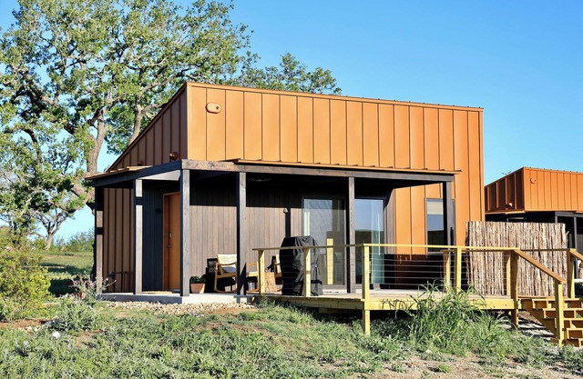 Luxury cabin in the center of the Texas Wine Country; large private porch w/hot tub, gas grill and fire pit; pet friendly