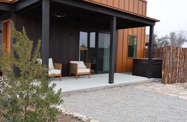 Luxury cabin in the center of the Texas Wine Country; large private porch w/hot tub, gas grill and fire pit; pet friendly
