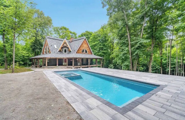 Luxury Chalet in the Woods w/Pool & Hot Tub, Near Wasaga Beach & Blue Mountain!