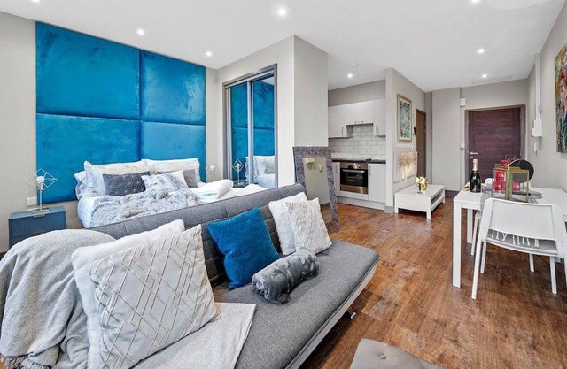 Luxury City Apt ~wifi~parking~long-stay Discounts