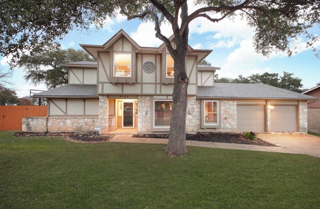 Luxury Escape: Pool, Sportscourt, Games, & Theater!