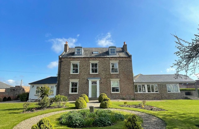 Luxury Farmhouse:Padel court/Hot tub/pool table/fire pit. Central meet up point.