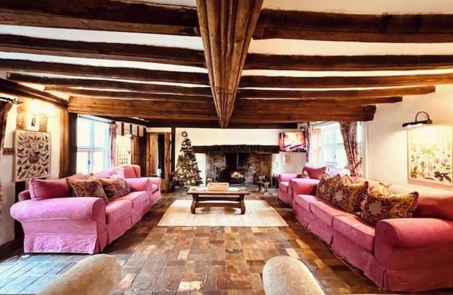 Luxury Farmhouse with pool table nr Southwold