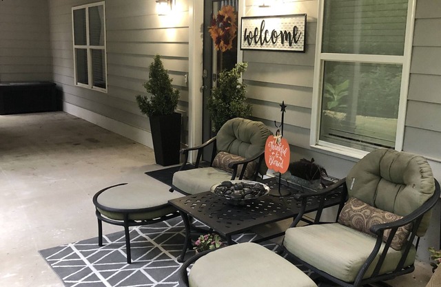 Luxury Five Points Cottage Overlooking Pond