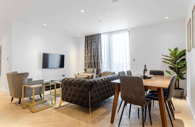 Luxury Flat with Pool/Gym 5 minutes to Station