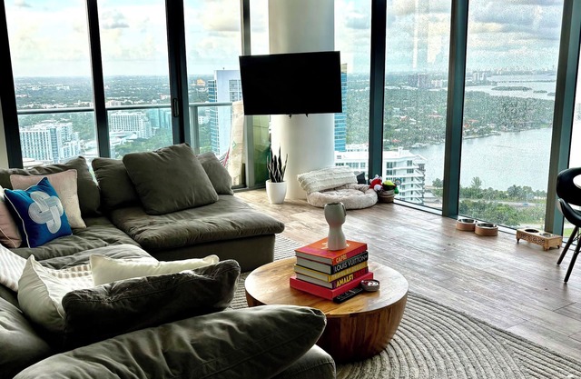 LUXURY furnished 1bd/1.5 ba condo w.Tennis Court, Gym, Doorman, Miami Edgewater