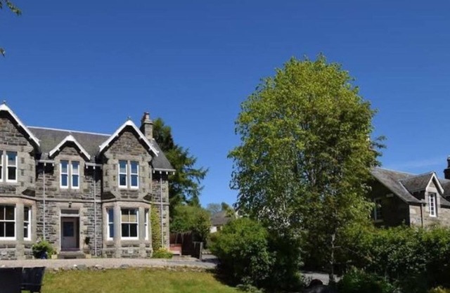 Luxury Getaway in Pitlochry – 6 Bedrooms, 5 Baths, Hot Tub & Scenic Views