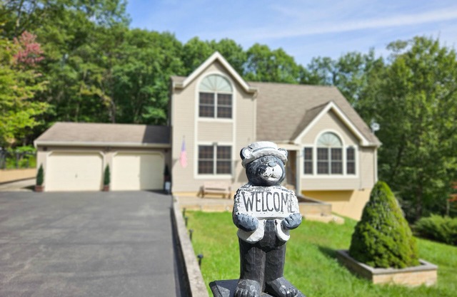 Luxury getaway in vibrant woods, Jacuzzi, Hot Tub, Pool, Star Gazing.