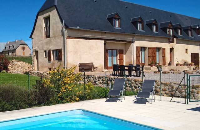 Luxury gite with large pool and stunning mountain views. Sleeps up to 5