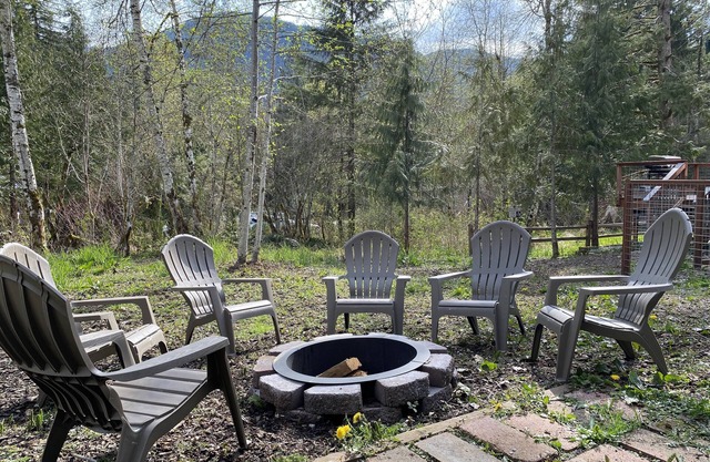 Luxury Glacier Home, covered hottub/King/EV/Wifi