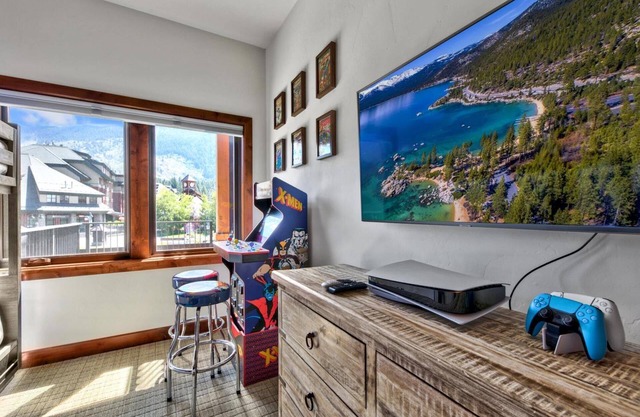 Luxury Heavenly Condo, Games, Gondola Views from Patio, Beach Access, Pool and Hot Tub