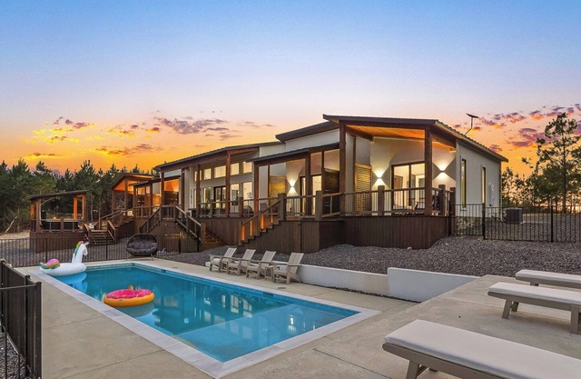Luxury Hilltop, Surreal Views, Pool, Hot Tub, Firepit & 4Kings Bed