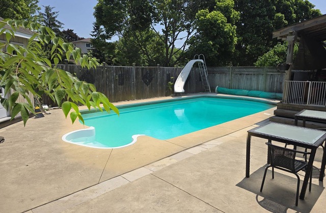 Luxury home 4BR, Pool, & 5 Mins to 401