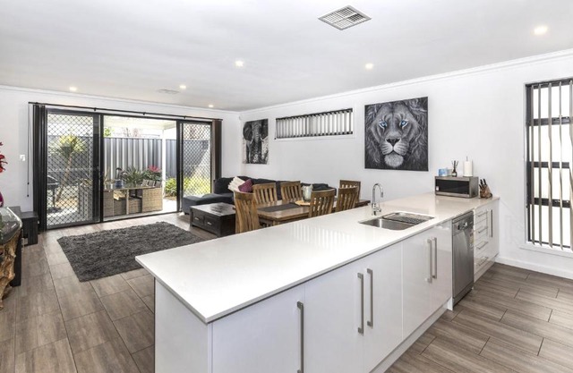 Luxury home in Christies Beach with King Bed, NBN, Netflix, 3Bed 2Bath