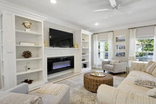 Luxury home walkable to the beach