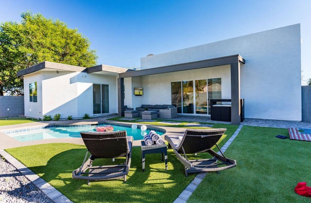 Luxury home with heated pool and hot tub close to old-town