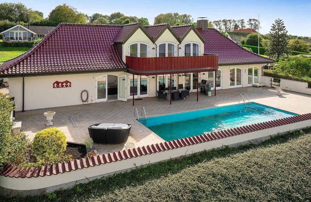 Luxury home with pool and beautiful sea view