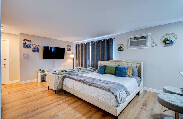 Luxury King Bed Remodeled Safe Chicago Condo