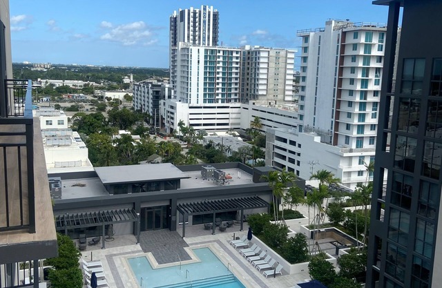 Luxury king Suite Near Las Olas, Wi-Fi, Views, High Ceilings, & Balcony