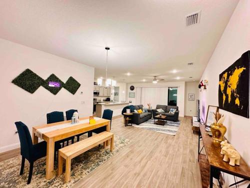 Luxury King Suite, 3BR 2BA, Beach Vibe, Top-Tier Amenities, Prime location