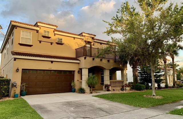 Luxury Lake Home near parks and MCO airport. Private Pool and spa. Themed rooms.