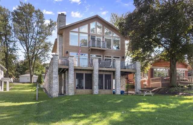 Luxury Lake House on Delavan, flat frontage on the lake, large pier, sleeps 20