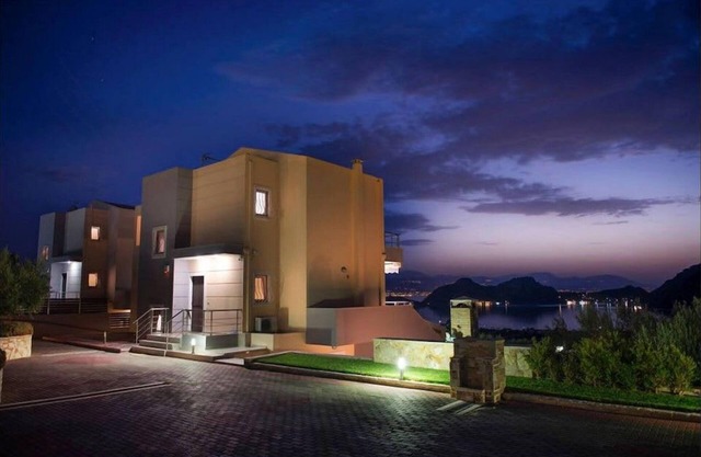 Luxury Lake & Mountain View Villa - Private Pool