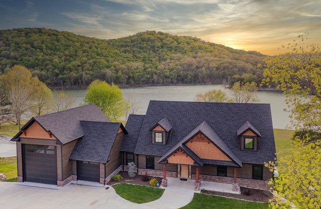 Luxury Lakefront 6 Bedroom Dream Home on Tablerock Lake